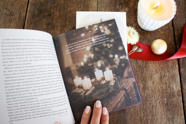 Adventskalenderbuch:  Der Freude die Türen öffnen (Gebunden) + Karte – Bild 7