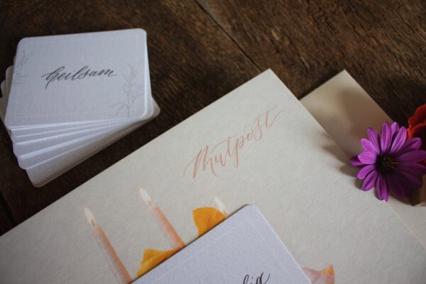 Mutpost Postkarte mit ermutigendem Bibelvers aus schwerer Holzschliffpappe, kalligrafische Grußkarte für schwere Tage und fehlende Worte