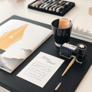 Kalligrafie lernen im Workshop "Moderne Kalligraphie" mit Jeannette Mokosch, Spitzfeder, Nib, Nib holder, Workbook, Unterlagen, Kalligrafieset, Schreibset Onlinekurs online lernen Live Event Tageskurs Deutschland Hamburg Bremen Hannover