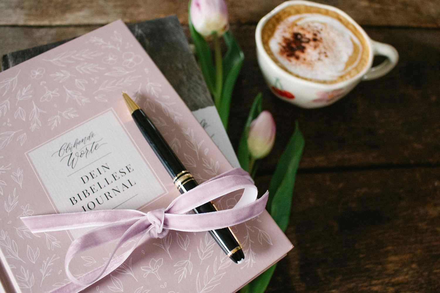 Bibel lesen & reflektieren: Mit Dein Bibellese Journal hältst du Erkenntnisse, Gebete und Verse fest – Schritt für Schritt.