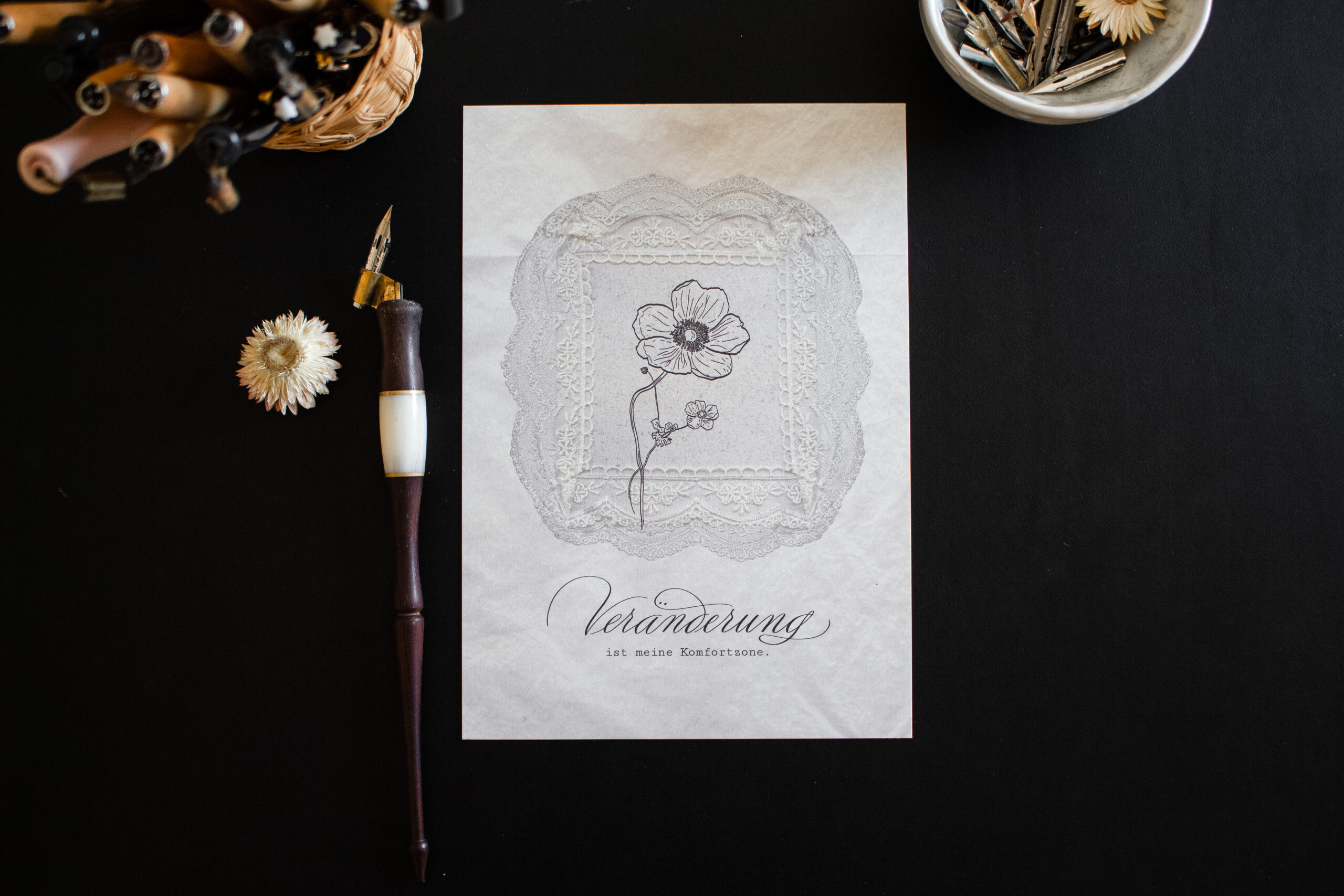 Kalligrafischer Kunstdruck mit Anemone und dem Spruch „Veränderung ist meine Komfortzone“