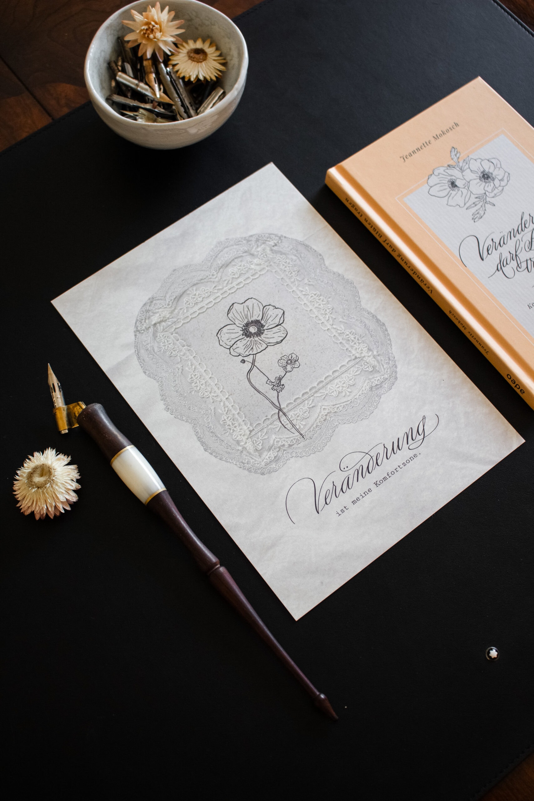 Kalligrafischer Kunstdruck mit Anemone und dem Spruch „Veränderung ist meine Komfortzone“